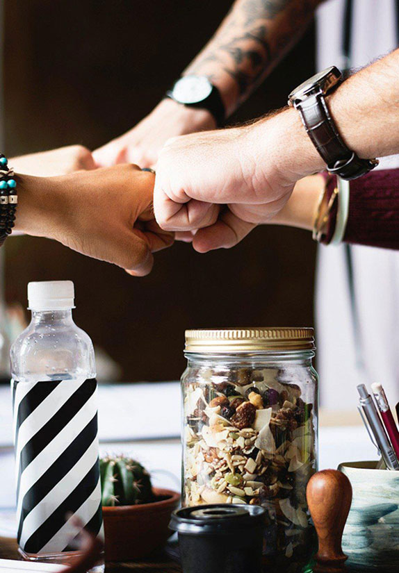 mains en contact sur bureau