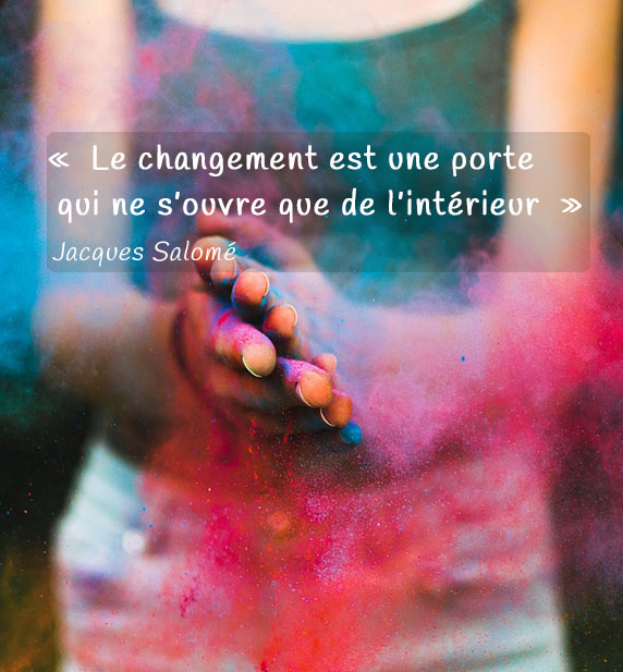 mains et poussière rouge et bleue